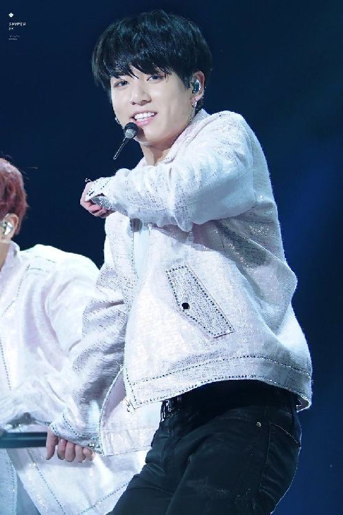 Foto Jungkook Berambut Hitam3