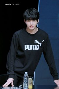 Foto Jungkook Berambut Hitam2