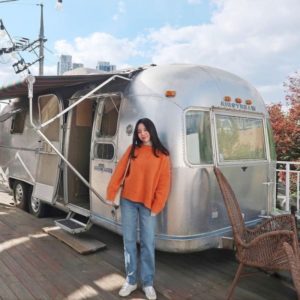 Gaya Jiwoo Kakak J-Hope Cantik